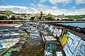 Azzorre, Isola di Faial - Il porto di Horta, i coloratissimi murales dipinti dai velisti nelle loro traversate atlantiche. 